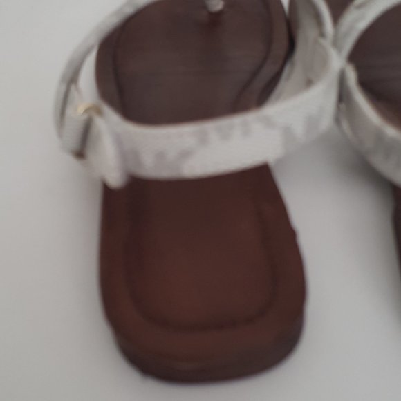 Girl's MICHAEL KORS MK Logo Plate White Thong Sandals Size 4 - Picture 3 of 13